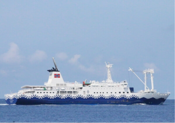 東京・竹芝桟橋より出港する船の画像