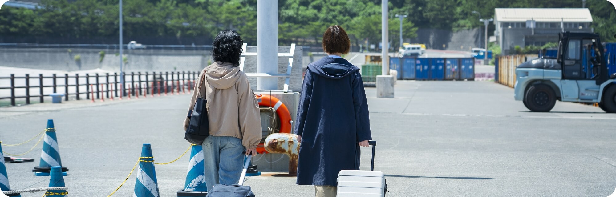 港へ向かう旅行者