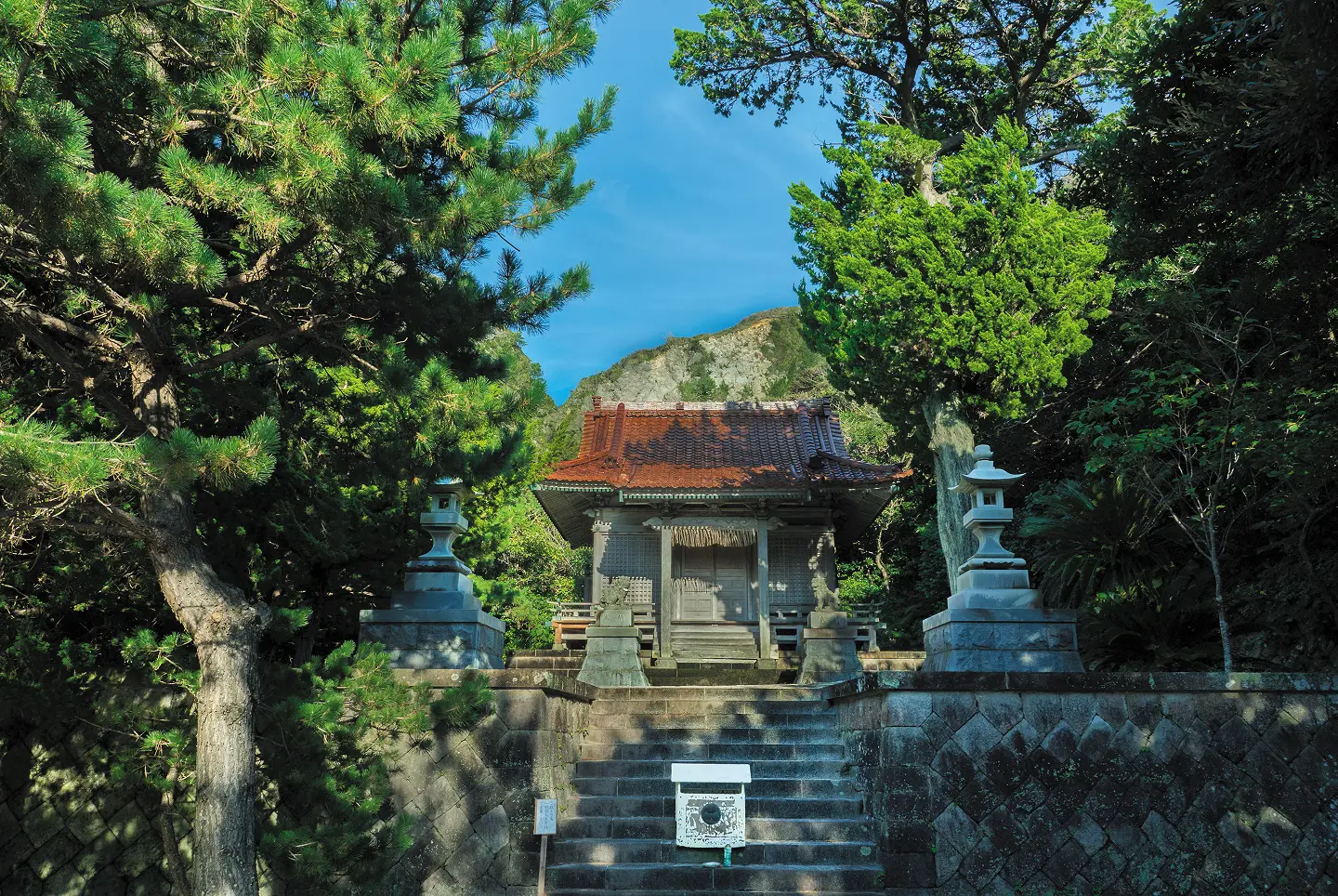 島に鎮座する阿波命神社の写真